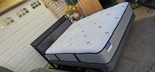 ** Queen Size Bed***headboard has power/usb outlet)