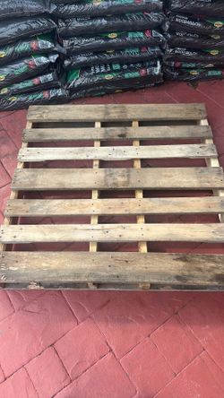 Free wood pallet