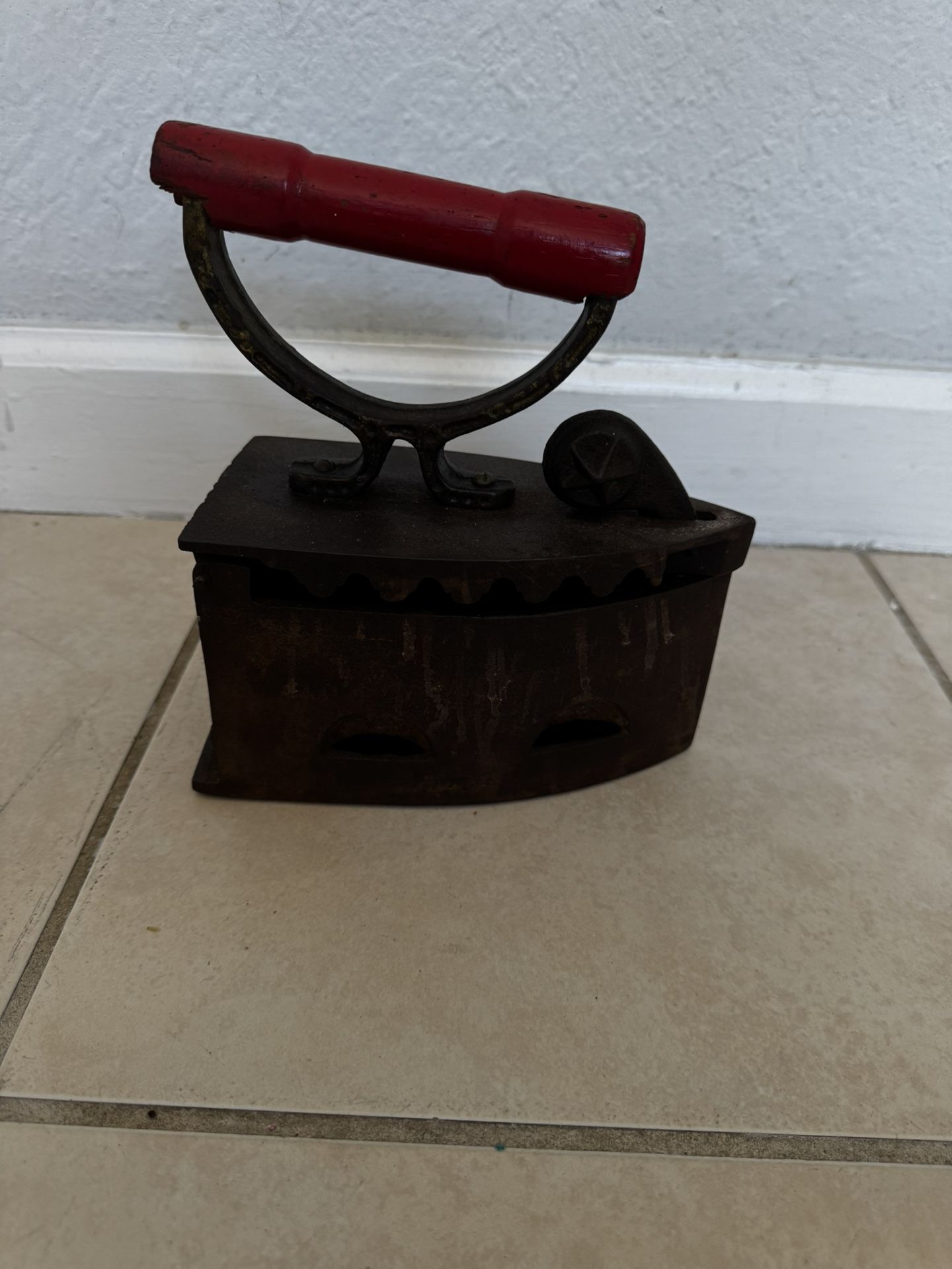 Antique cast iron coal burning iron. Location West Kendall 33194 