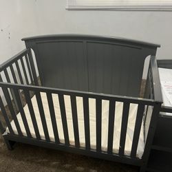 Crib W/changing Table & Drawer 