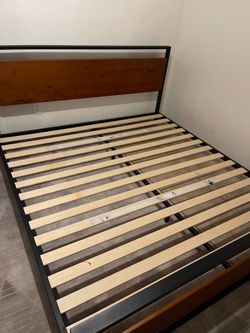 King Bed Metal Bedframe with wooden Headboard