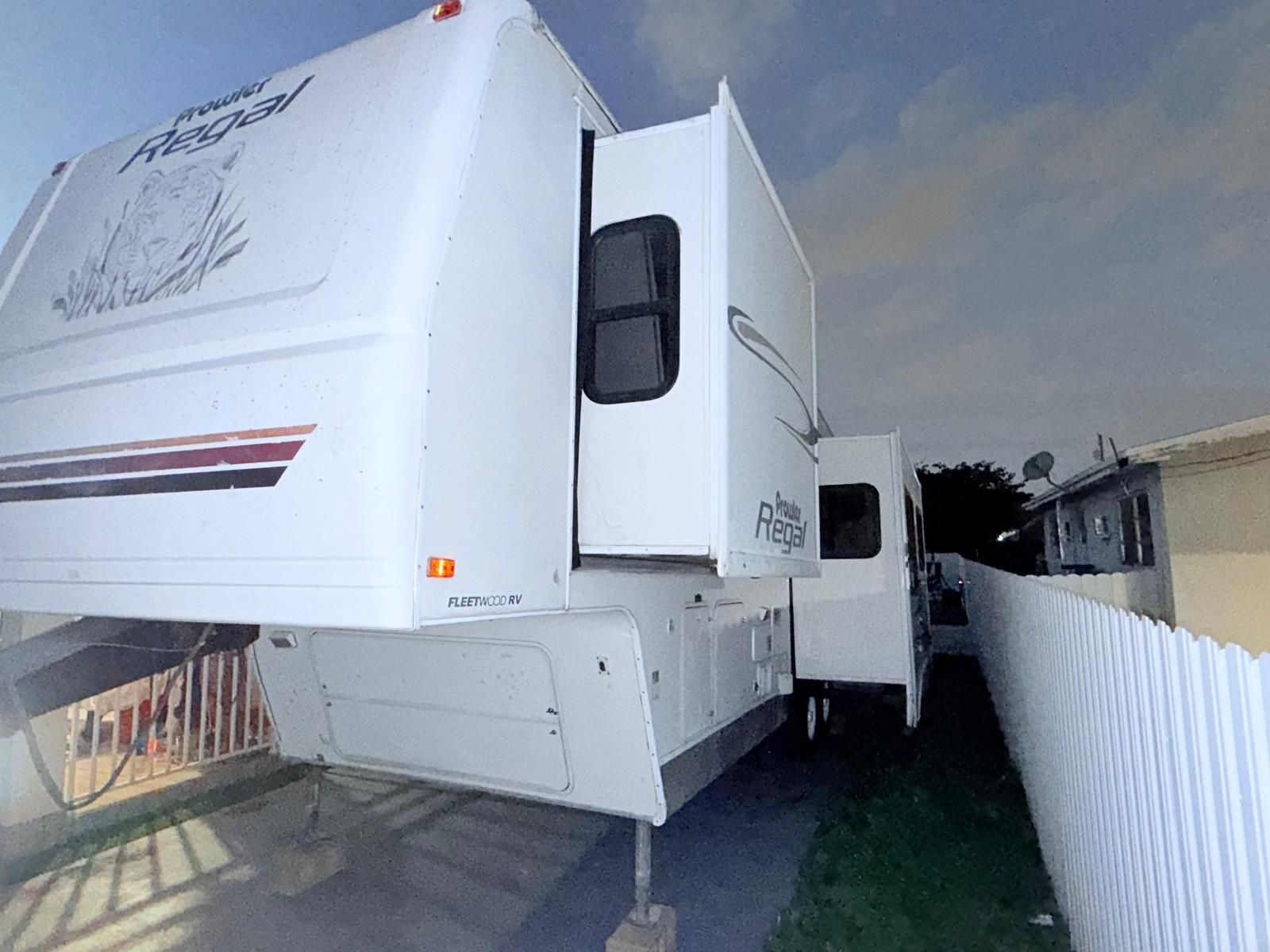 SE VENDE RV PROWLER REGAL - Año 2008 - $7500 - 30” de largo - 8” ancho, cuando se expande mide 13” - EN PERFECTAS CONDICIONES - AIRE ACONDICIONADO