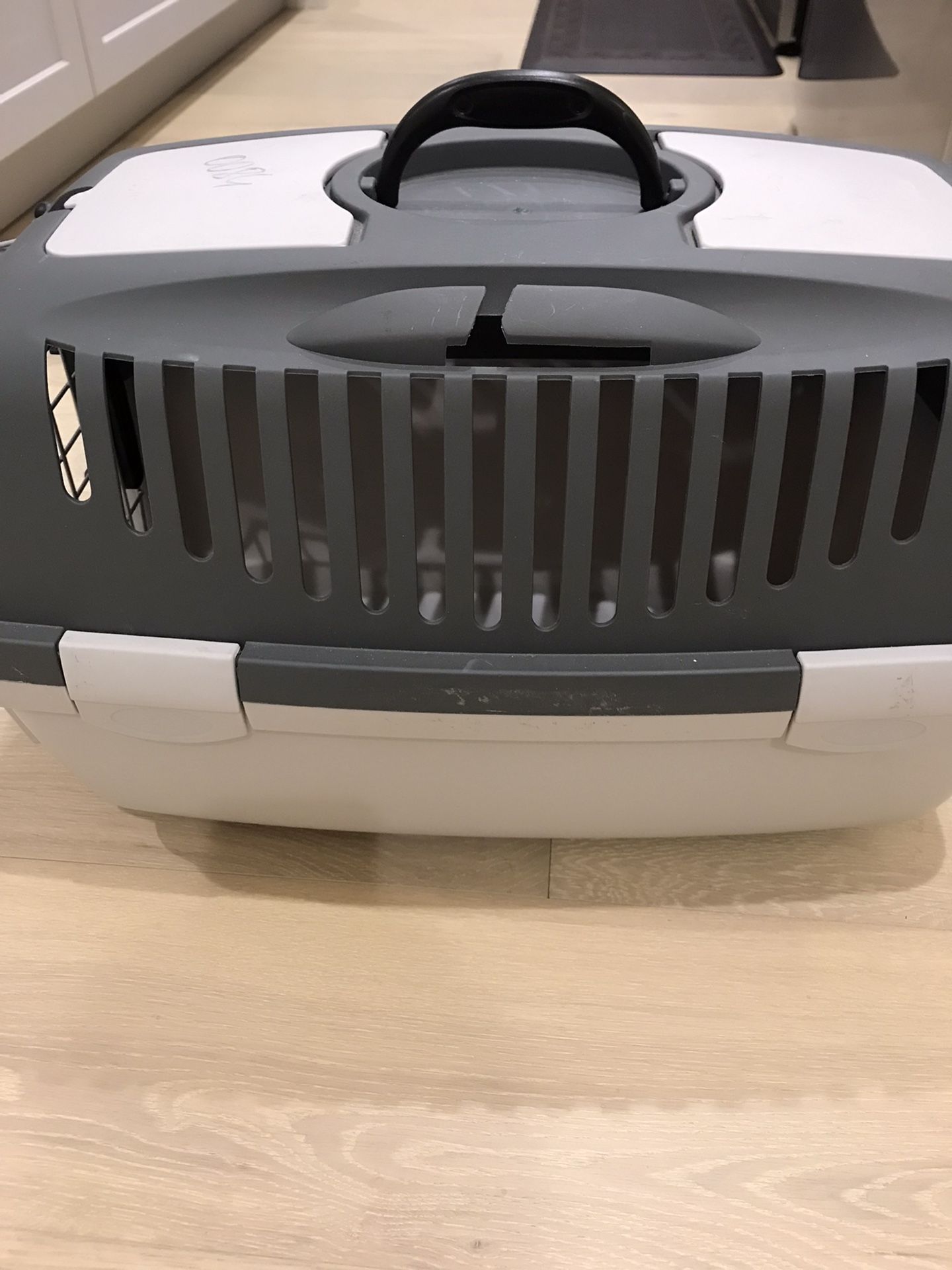 Pet kennel/pet carrier
