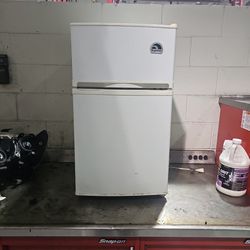 Mini Igloo Refrigerator Fridge With Freezer