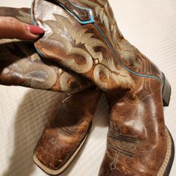 ARIAT BOOTS  SIZE 8