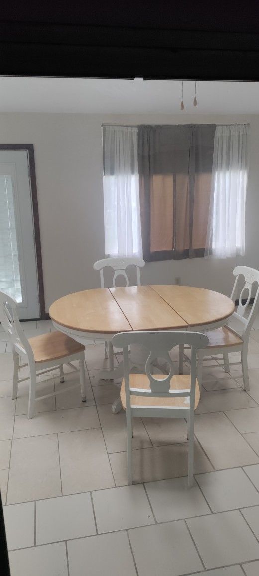 Kitchen Table Set Great Condition 