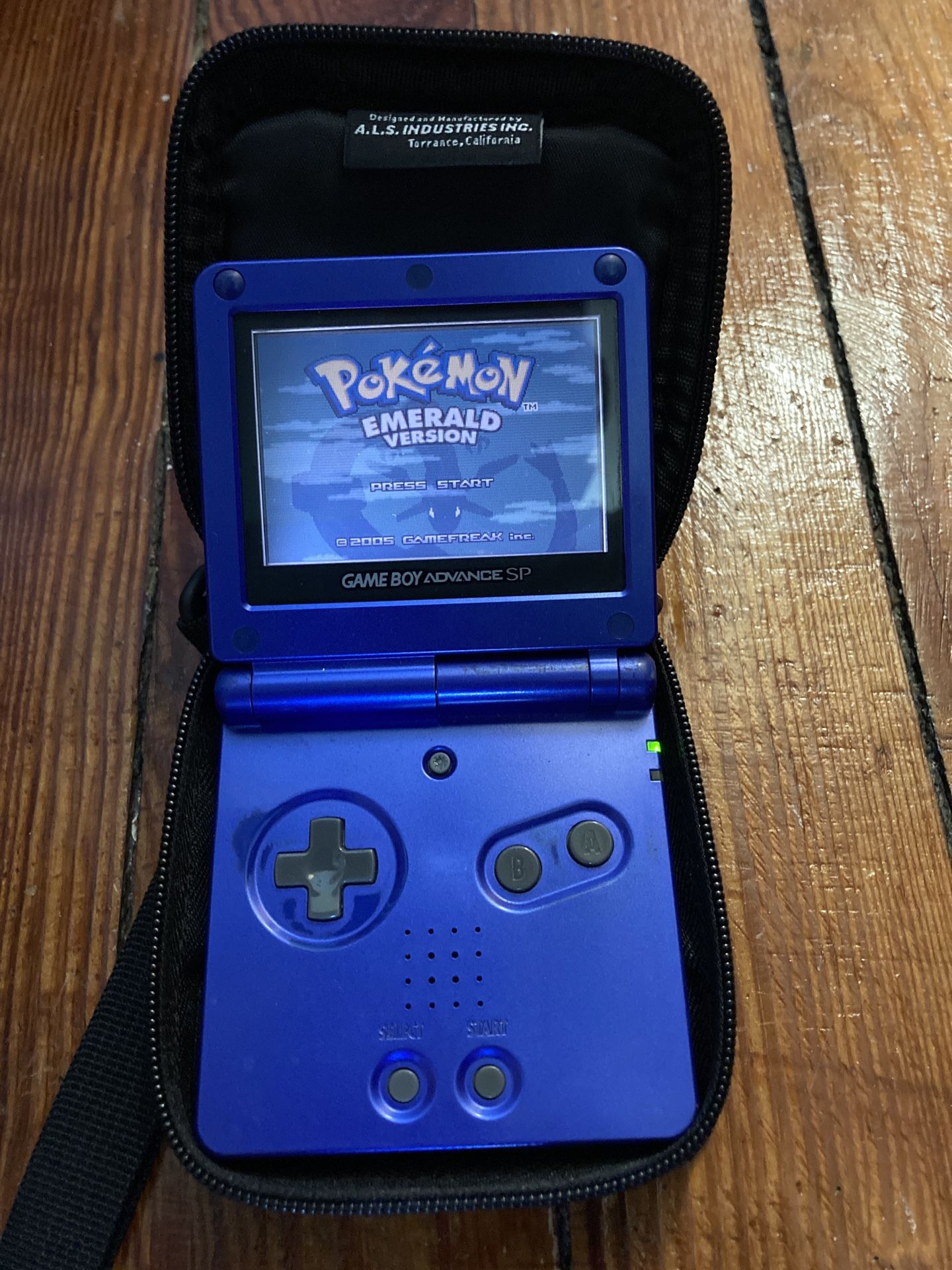 Gameboy Advance SP + Pokémon Emerald (REPO)