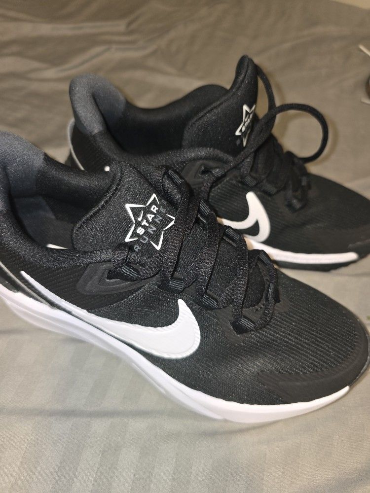 Nike Tennis Shoes Size 3.5 Y