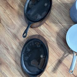 2 Cast-Iron Fajita Pans With Wood Serving Platters