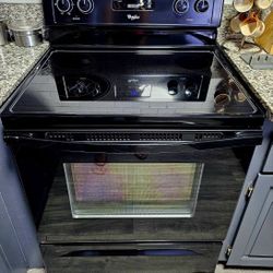 LIKE NEW!! WHIRLPOOL electric stove. Excellent condition, works perfectly, 30" clean, 220v. You can see it plugged in and working. Delivery available 