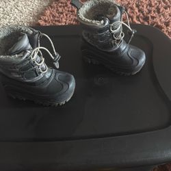 IN GOOD USE CONDITION TODDLERS SIZE7/8