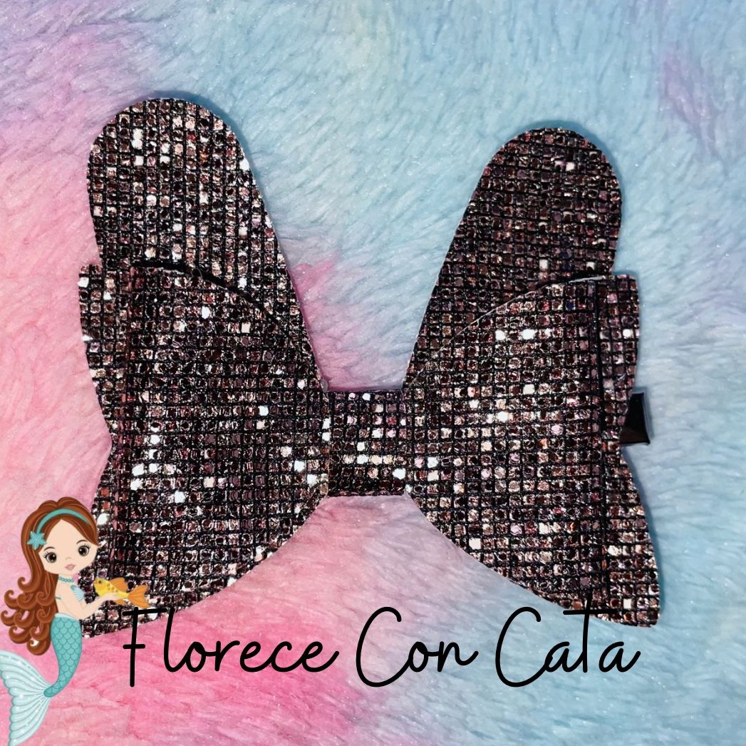Bows Handmade bows for girls! ✨Prices vary depending on sizes✨ ✨we accept different types of payments ✨ ✨ We ship to PR 🇵🇷 and E.U. 🇺🇸✨ 👉We sp
