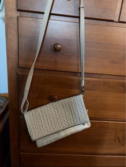 Stella and Dot woman’s crossbody bag