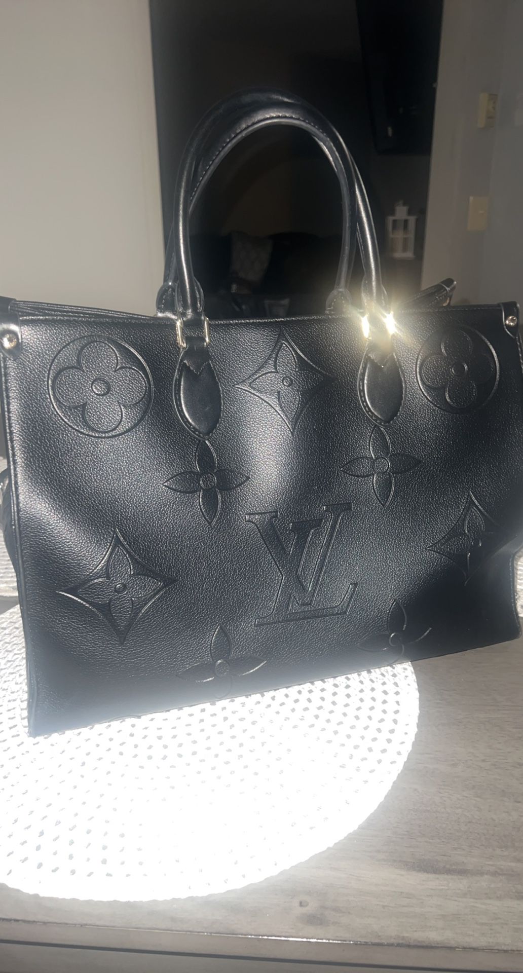 AUTHENTIC, BRAND NEW, NEVER USED, LOUIS VUITTON KIMONO MM MING NOIR, CALF  SKIN PURSE for Sale in Crum Lynne, PA - OfferUp