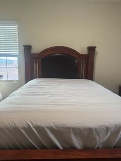 Bedroom set , queen bed , dresser and mirror and nigjtstand