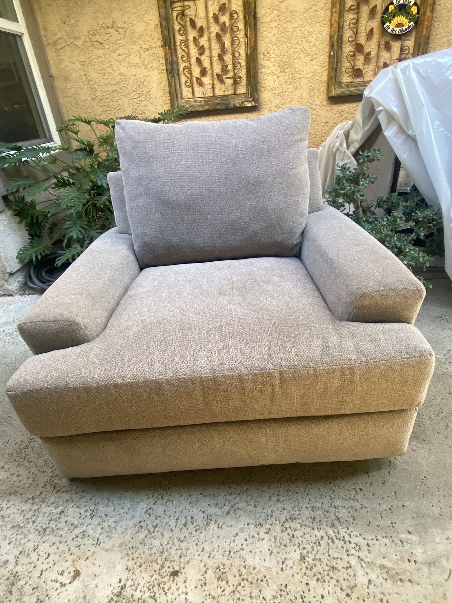 2 Swivel Large Sofa Chairs In Excellent Condition, Buy 1 Or 2