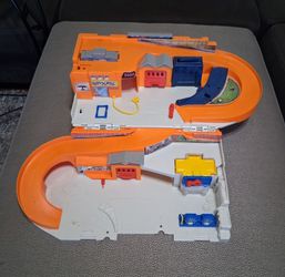 Hot Wheels Sto N Go Service Station Center