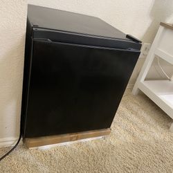 Hisense 1.6 Cu Ft Mini Fridge – Like New 