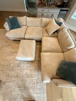 FREE- Large 5-Seat Sectional with Ottoman – Needs Leg Repair