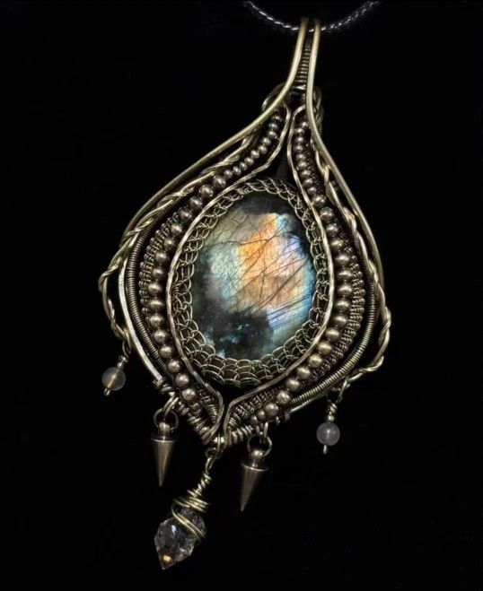 Stock “Moonlight Ban” Original Labradorite Wire Wrap Pendant Brass Grid Moon Phase Design Aurora Halo Color Handmade Model
 