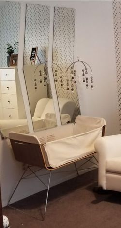 Walnut Nest Bassinet, great condition