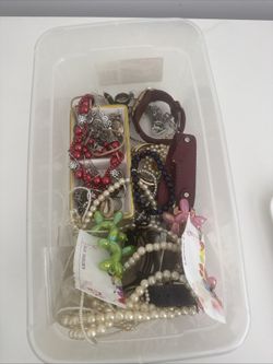 Costume Jewelry box of Fashion Jewelry