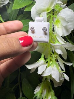 White stone 10kt earrings