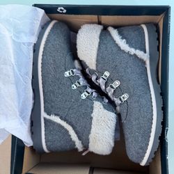 Girl boots size 4 & 12 youth