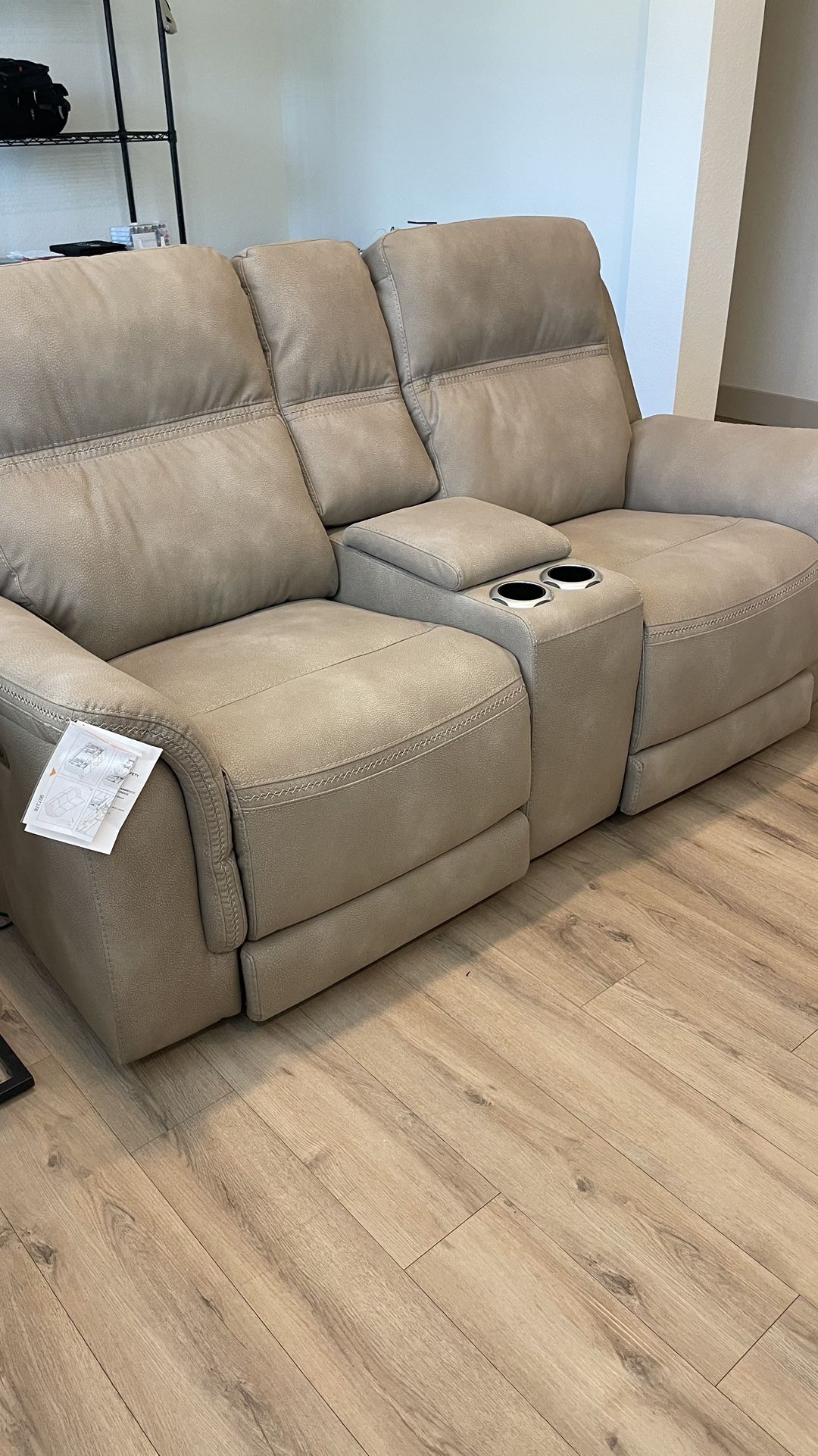 πΊ $995 BRAND NEW Dual Power Reclining Loveseat w/ Console β Retails $1,599 (Lathrop/Manteca)