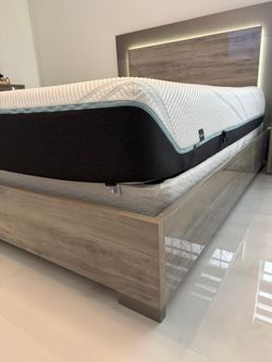 Quen size bed with fixed base included