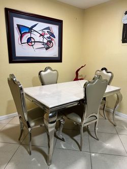 Juego de comedor moderno con 4 sillas – poco uso – $360