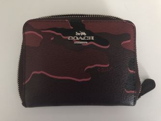 Authentic Women’s Coach Wallet. Zipper separates needs repair.