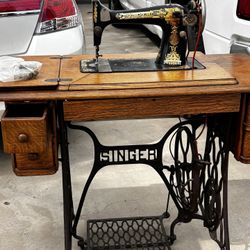SINGER  SEWING MACHINE 1930’s VINTAGE  $200.00 