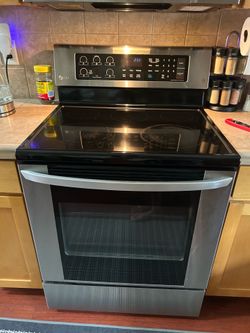 LG Stainless Steel Electric Convection Range – Excellent Condition