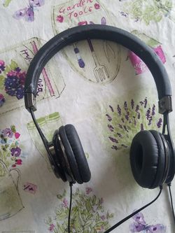Scosche ear headphones