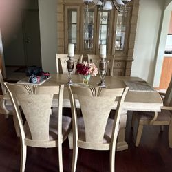 Dinning Room Table And Chairs 