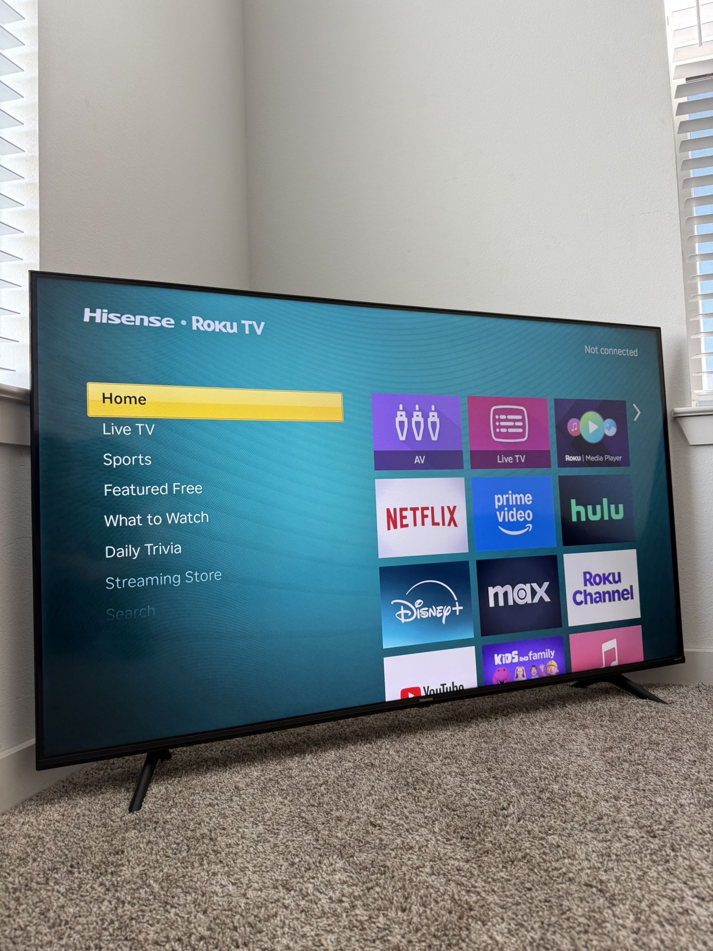 55” HISENSE 4K HDR ROKU SMART TV