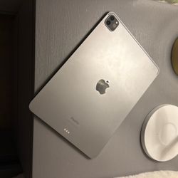 Ipad pro M2 in excellent condition price negotiable 