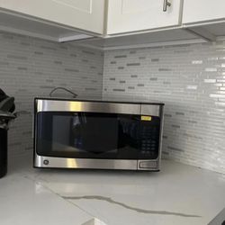 GE 1.1 Cu. Ft. Capacity Countertop Microwave Oven
