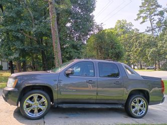 Chevy avalanche clean title and clean inside and out also just passed emissions