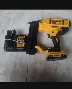 Nailer whit Battery and charger 18 Gauge Dewalt 20V.