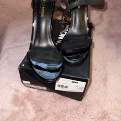Black Fashion nova heels size 8