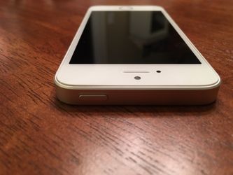 Near Mint iPhone SE-16GB-Silver (Unlocked: T-MOBILE, ATT, Verizon) A1662  for Sale in Indianapolis, IN - OfferUp