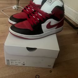 Jordan 1s mid 