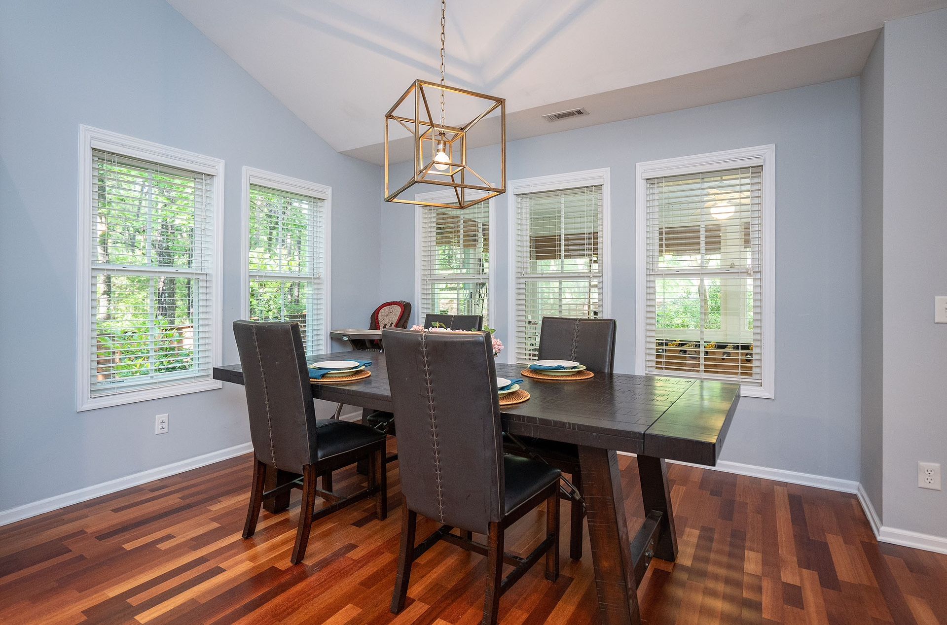 Haverty’s Dining Room Table And 8 Leather Chairs