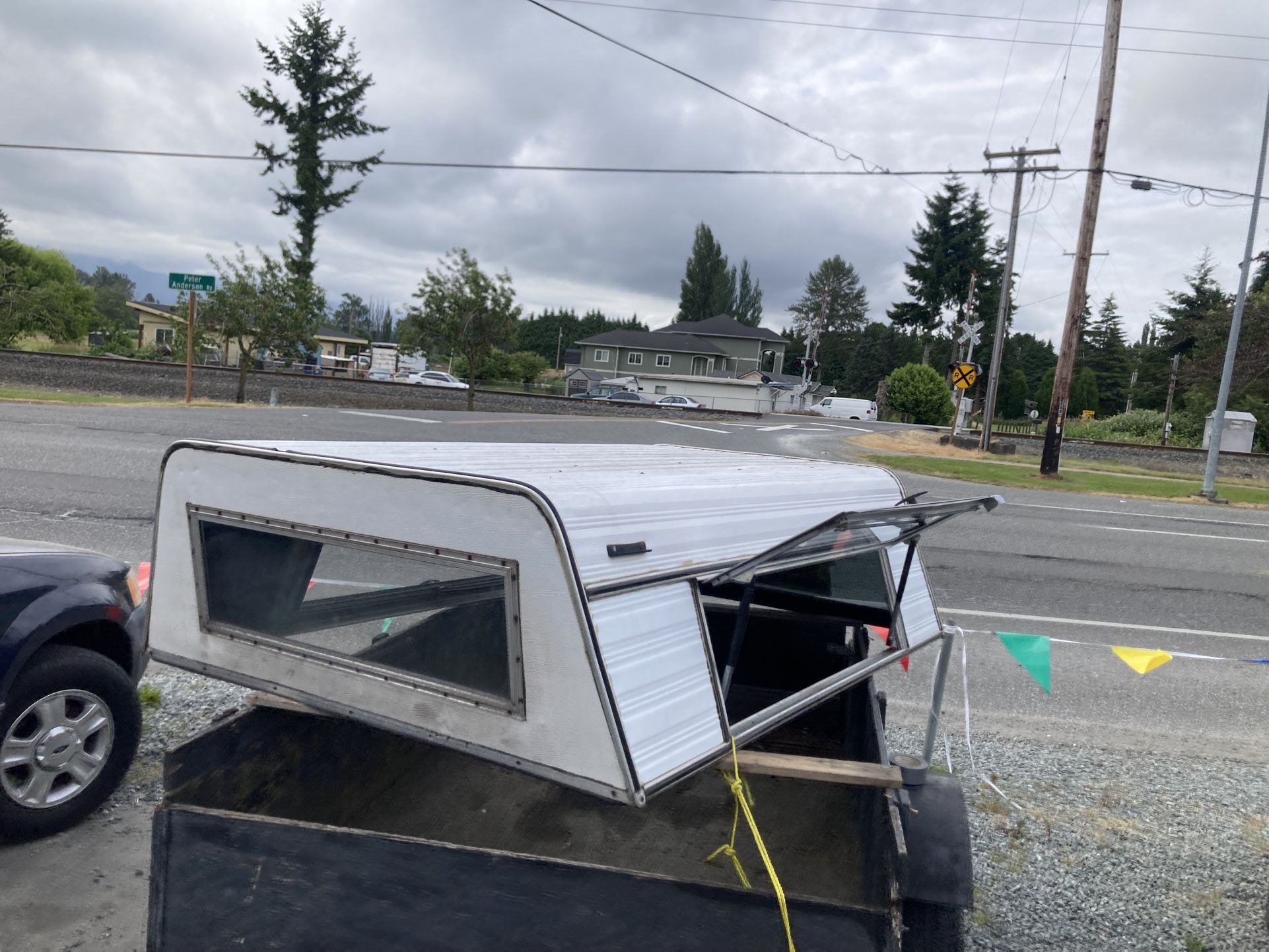 Truck canopy with side door