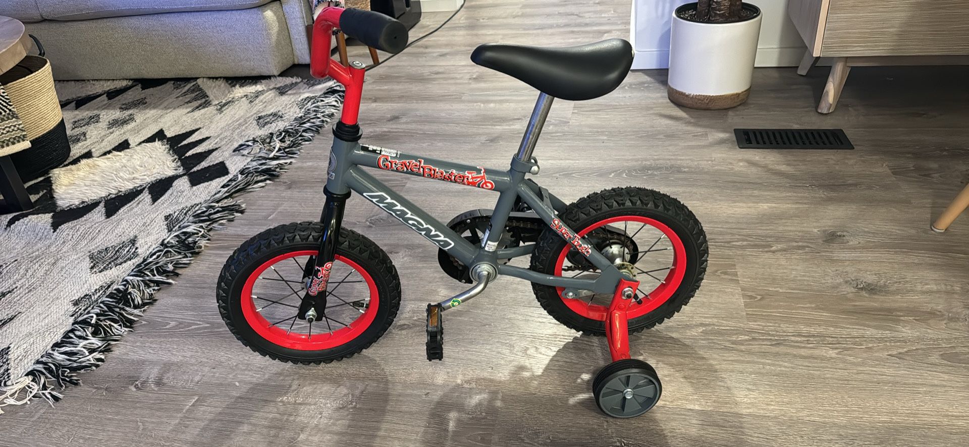 New Kids / Toddler bike with Training Wheels sprew nubs still on wheels 12”