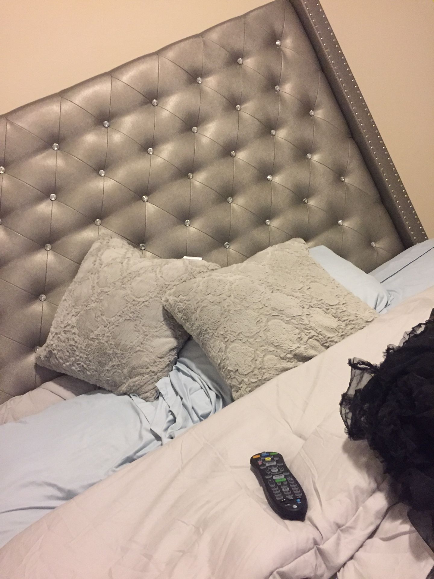 Sofia Vergera king size bed