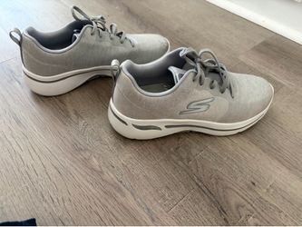 Sketchers Arch Fit Size 8.5