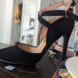 Black women's pump heel 